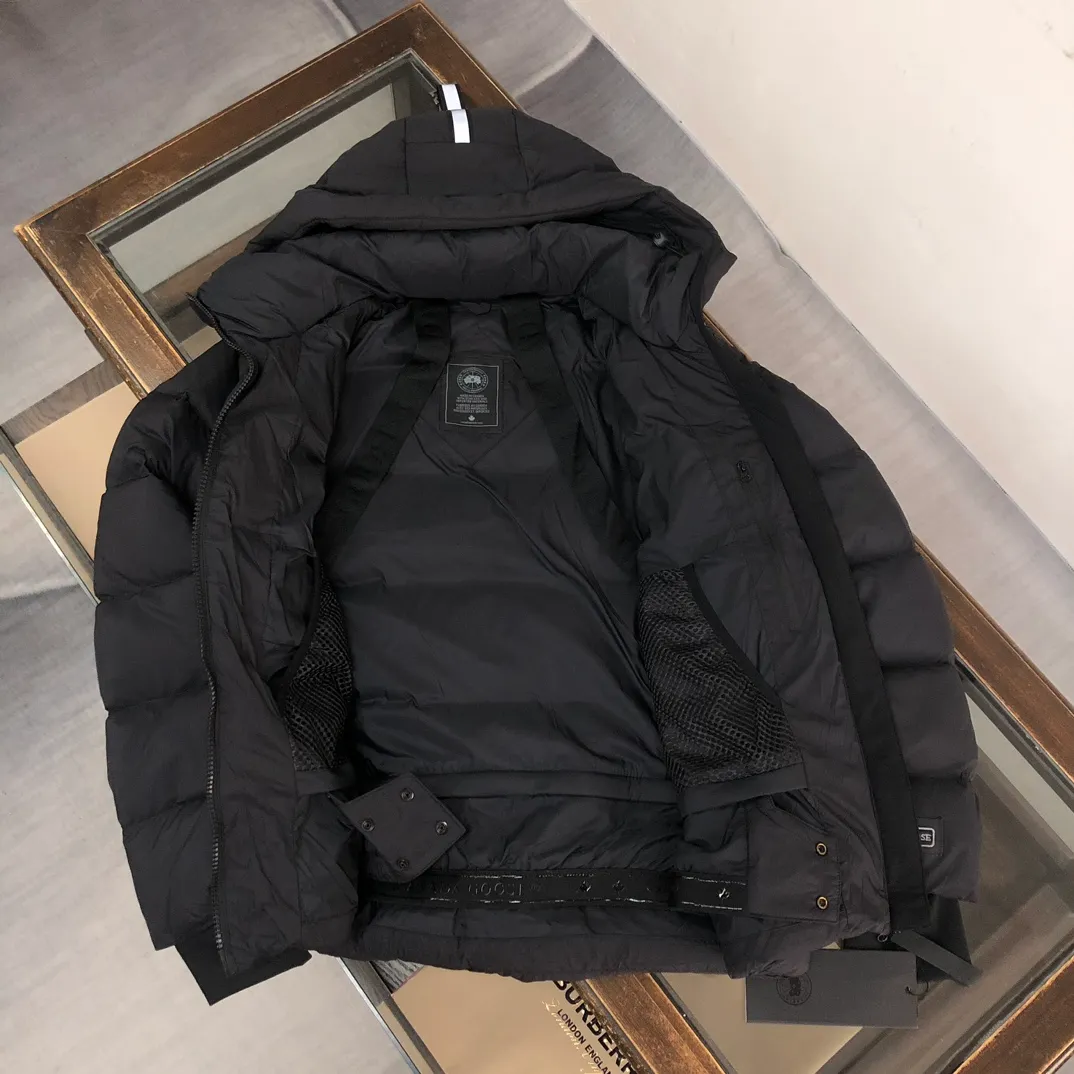 P1020 𝘾𝘼𝙉𝘼𝘿𝘼 𝙂𝙊𝙊𝙎𝙀/Canada Goose Down Jacket Bakery Couple Style 3M Reflective Black Label Parka/Junction Parka is made of CORDURA@'s super-soft EnduraLuxe fabric, which enhances the durability of easy-to-wear parts, making it lightweight and durable. 360-degree reflective strips on the hood improve visibility in low-light environments. 90 white duck down ~ There are also straps inside so that the jacket can be placed on the shoulders to free up hands. The down placket is designed with invisible snap buttons on the two-way zipper to prevent wind and keep warm. Unzipping the zipper from the bottom can increase the range of motion or improve breathability ~ Ribbed knitted cuffs increase comfort and lock in heat, and the hem has an internal drawstring to block cold wind [Wide version] A-line silhouette ➕ Bread suit tailoring design, the wide OS style can cover all body defects and also brings a sense of handsomeness! ! j03 Color: Black Brown Size: XS S M L XL XXL